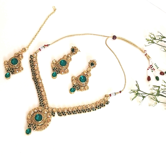 Jewelry - Necklace Set NIB